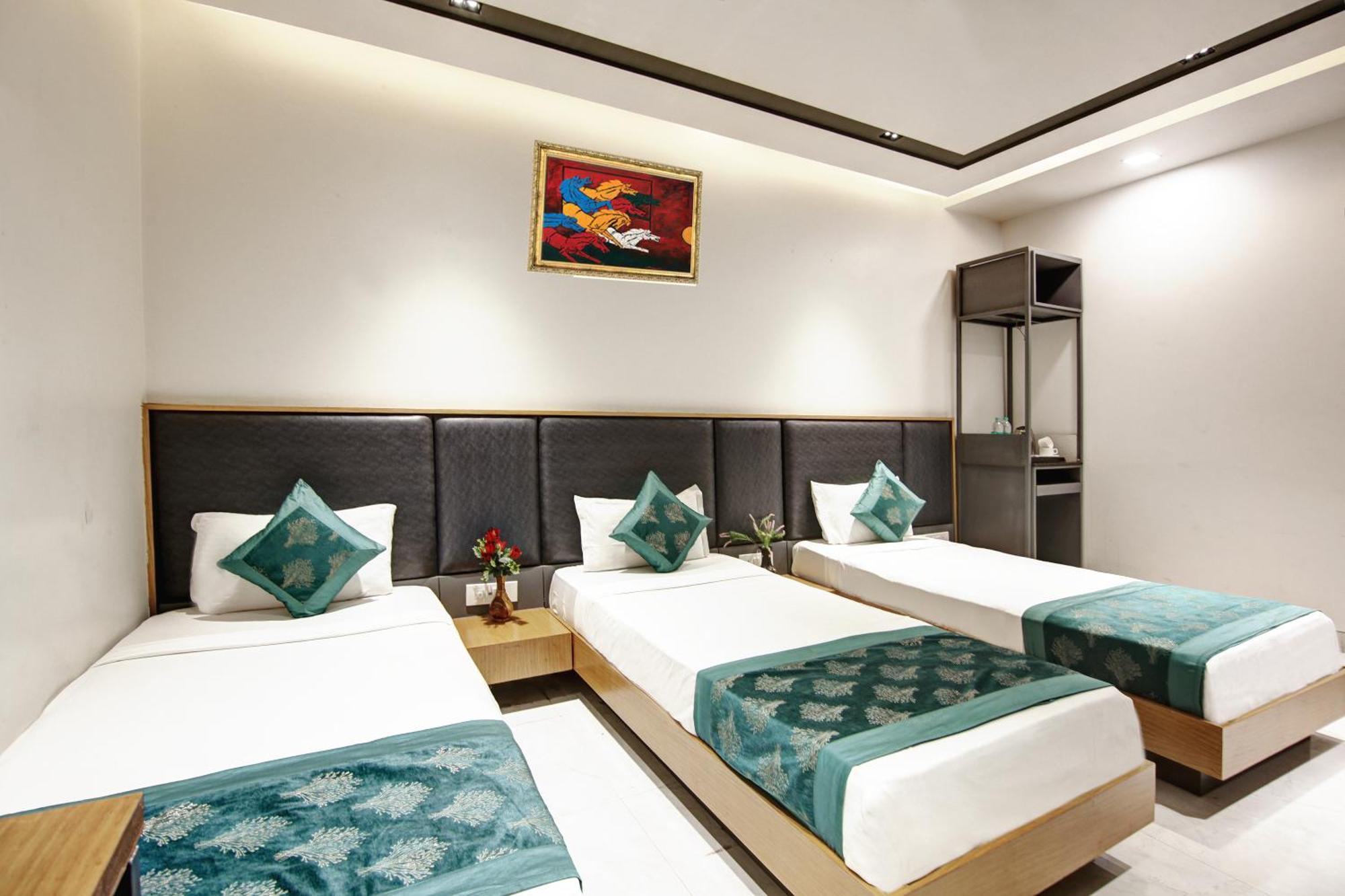 Applewood Palace - Near Delhi International Airport With - Free Airport Drop 3*