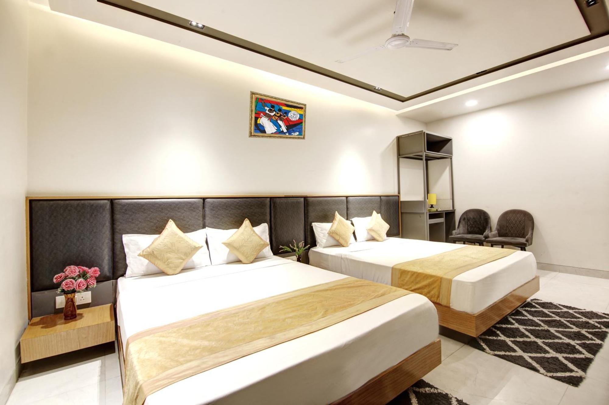 Hotel Applewood Palace - Near Delhi International Airport With - Free Airport Drop 3*
