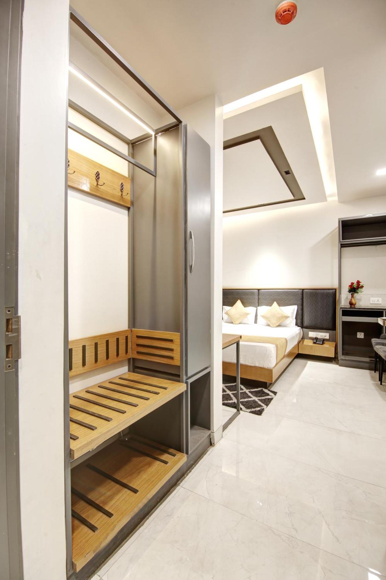 Applewood Palace - Near Delhi International Airport With - Free Airport Drop New Delhi