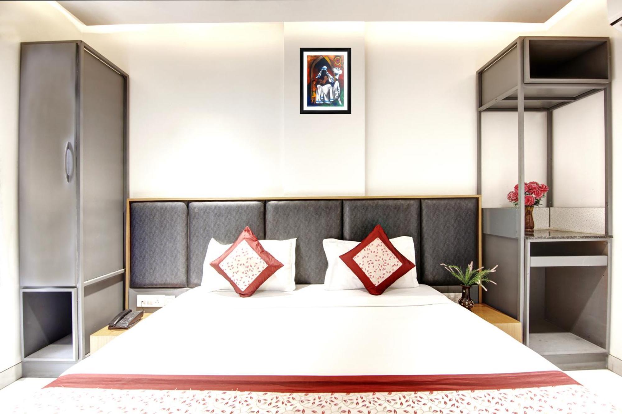 Applewood Palace - Near Delhi International Airport With - Free Airport Drop Hotel 3*