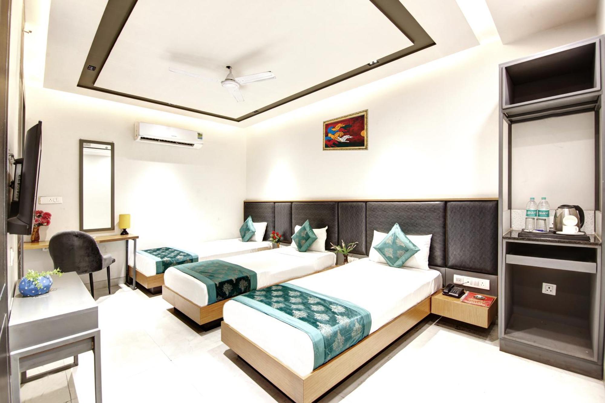 Applewood Palace - Near Delhi International Airport With - Free Airport Drop Hotel