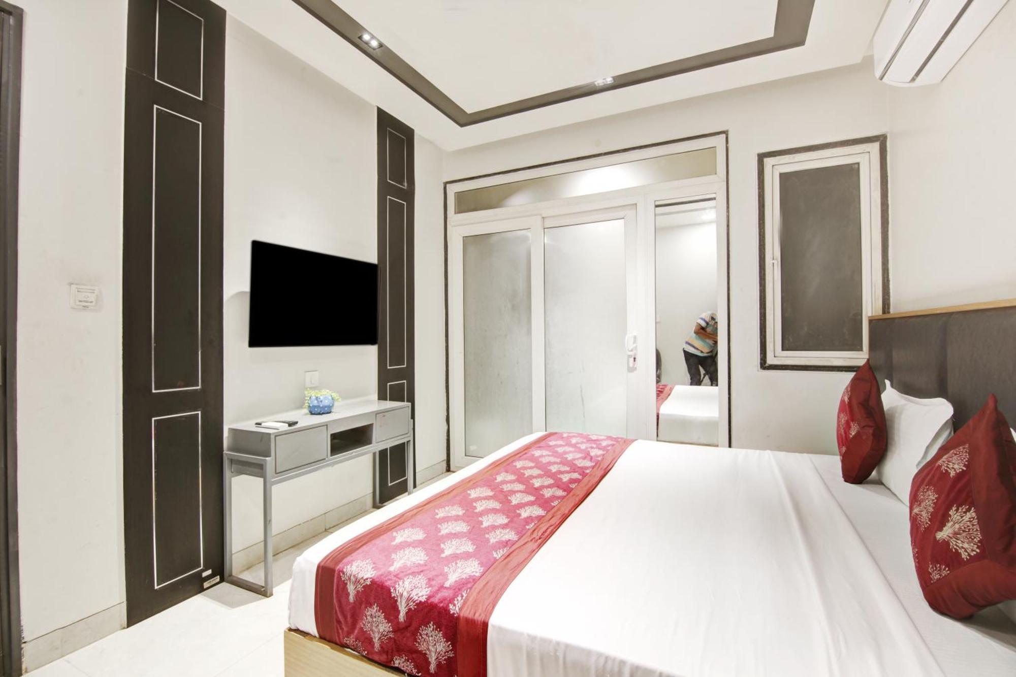 Applewood Palace - Near Delhi International Airport With - Free Airport Drop Hotel 3*
