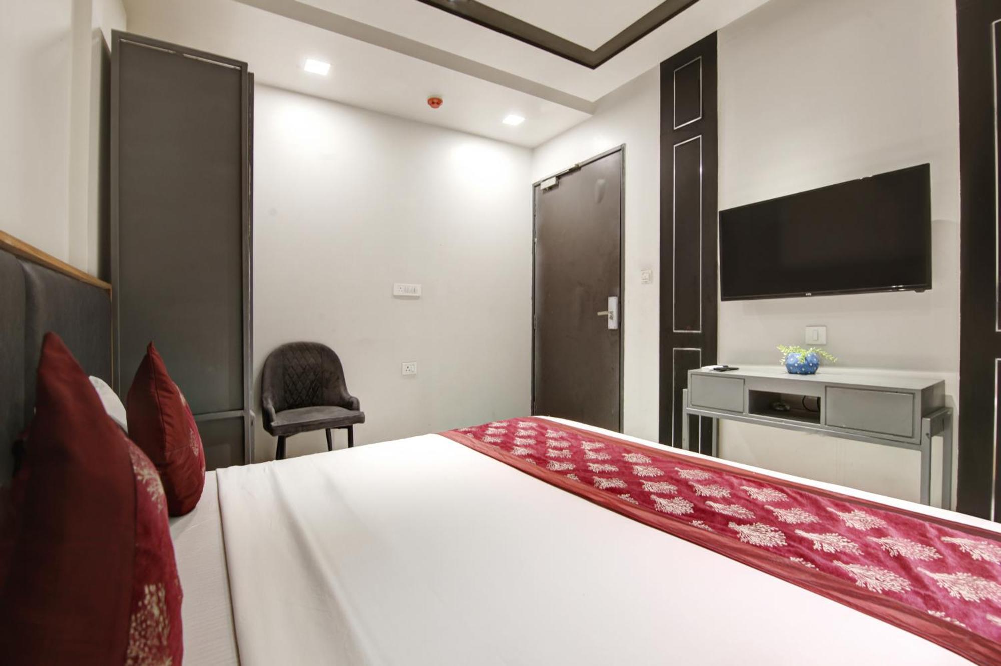 Applewood Palace - Near Delhi International Airport With - Free Airport Drop New Delhi
