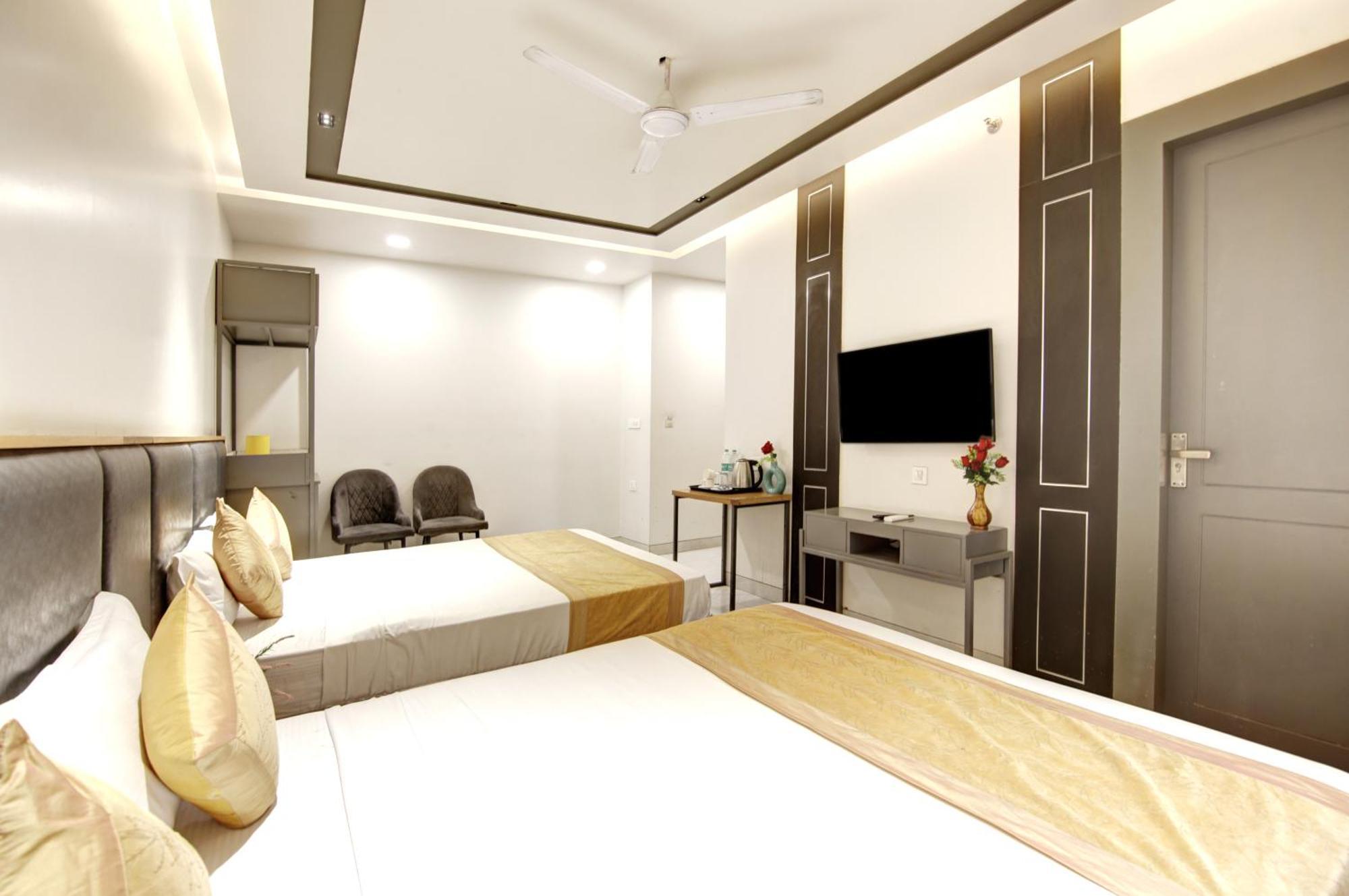 Applewood Palace - Near Delhi International Airport With - Free Airport Drop Hotel 3*