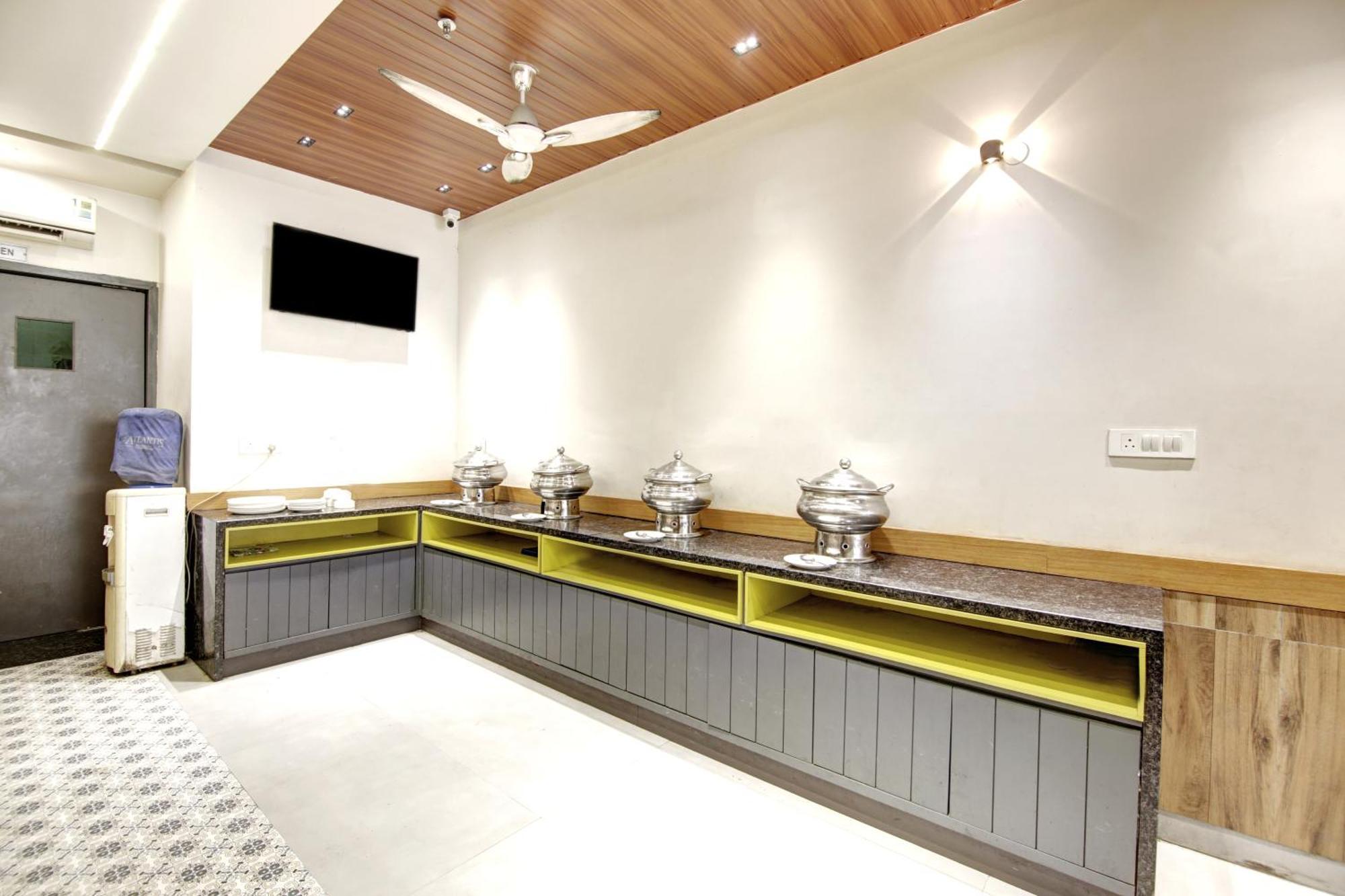 Applewood Palace - Near Delhi International Airport With - Free Airport Drop 3* New Delhi