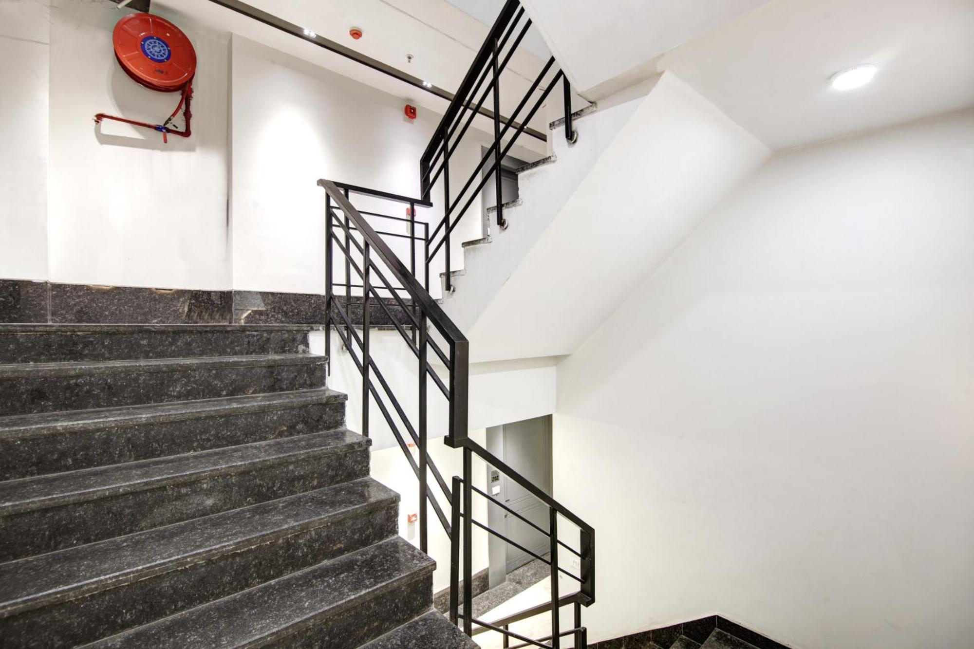 Applewood Palace - Near Delhi International Airport With - Free Airport Drop Hotel