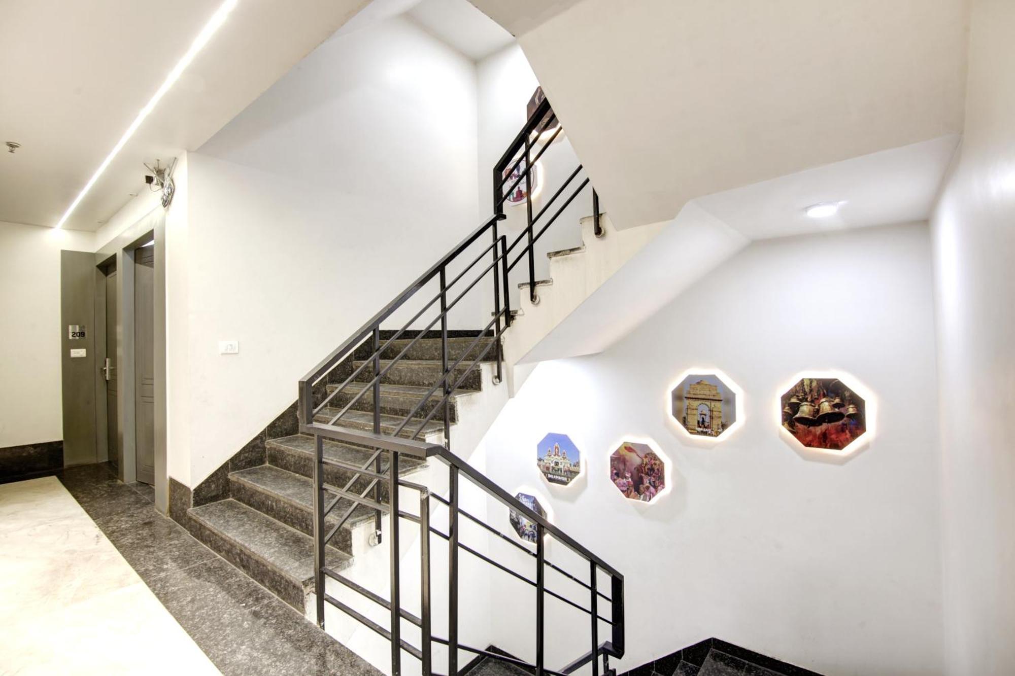 Applewood Palace - Near Delhi International Airport With - Free Airport Drop Hotel