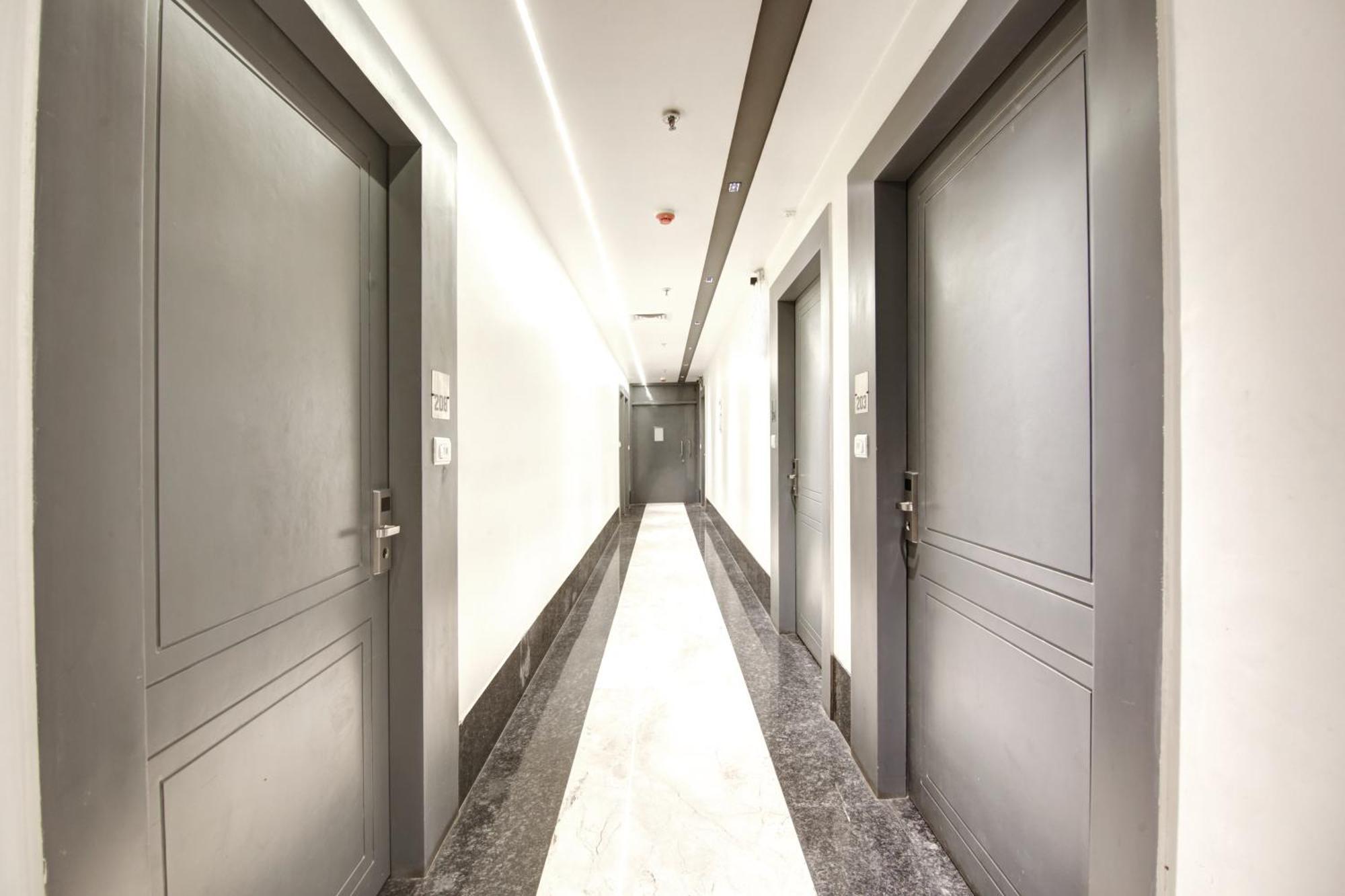 Applewood Palace - Near Delhi International Airport With - Free Airport Drop Hotel 3*
